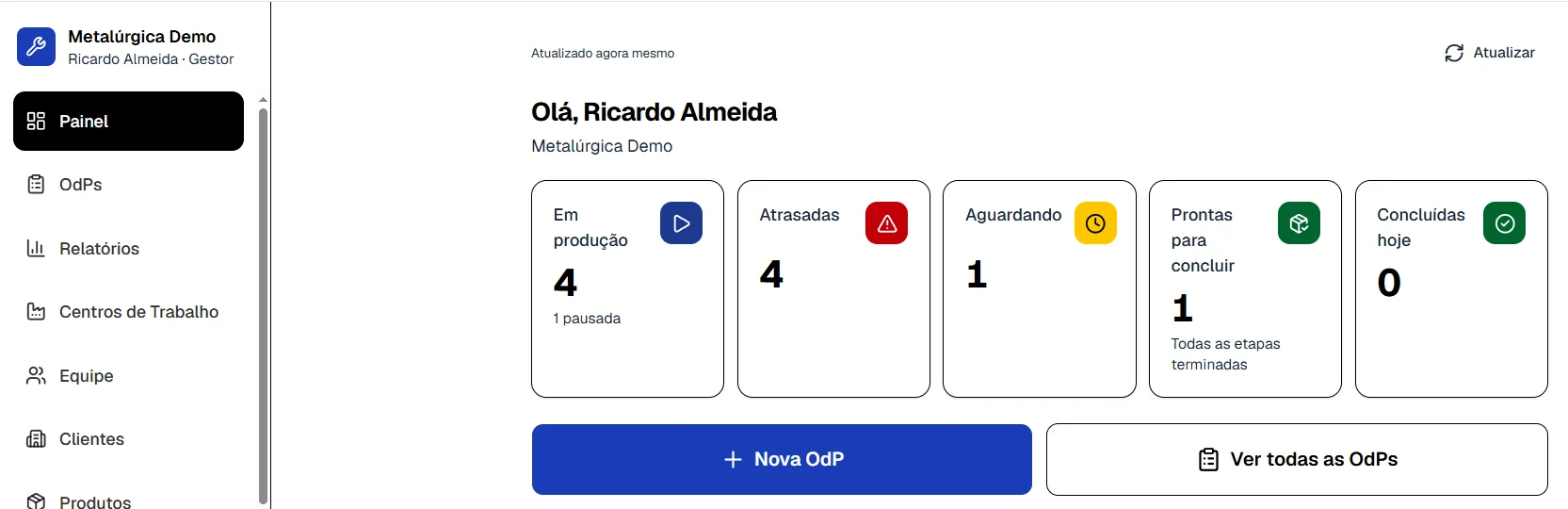 Painel do gestor no modo alto contraste, com cartões de bordas pretas e cores fortes